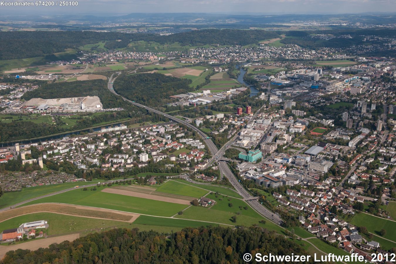 Doppelstöckige Kreuzung Urdorf-Nord (Position 2'673'907.43, 1'249'750.55): Autobahn A3/A4 und Bernstrasse. Linker Bildrand: Kiesgrube 'Hard' (Fahrweid); südwärts davor: Dietikon-Glanzenberg. Rechts: Urdorf mit Kantonsschule und Sportanlage (rechter Bildrand MItte). Bildmitte hinten: Weiningen (ZH), östlich davon Unterengstringen.